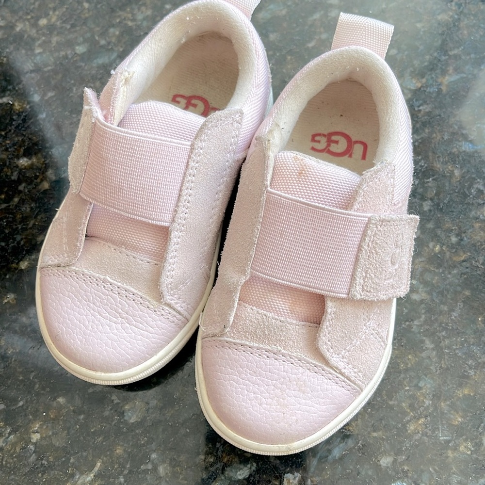 Ugg size 6 (22) pale pink sold as is